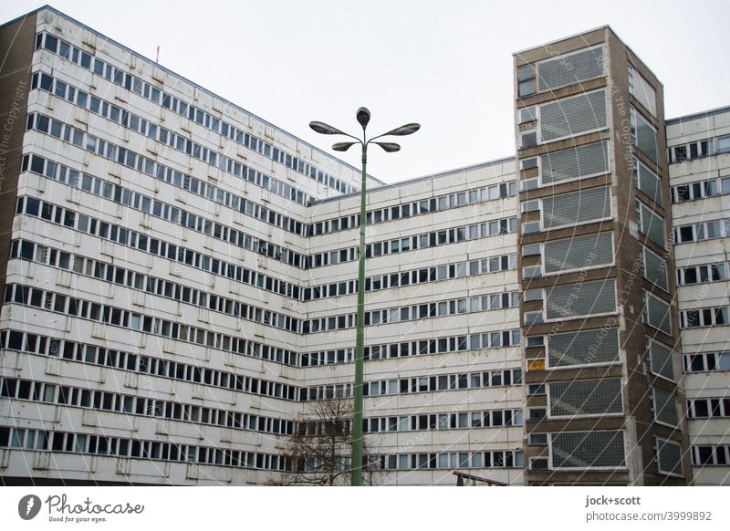 Rückseite vom Haus der Statistik Fassade Berlin-Mitte Nachkriegsmoderne DDR Ostalgie retro Bürogebäude Stil Tristesse Silhouette Hintergrund neutral