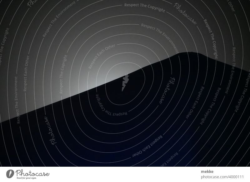 Diffuser Mondschein hinter Dachgiebel Mondlicht diffus diffuses licht Staub Sahara Saharastaub Streulicht Nacht dunkel Dunkelheit Licht Dreieck schwarz