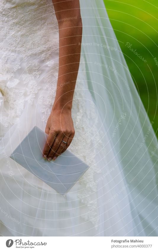 Brauthand mit Umschlag Schönheit hochzeitlich Postkarte Feier Nahaufnahme gratulierend Dekoration & Verzierung Detailaufnahme Kuvert Frau Gruß Grußkarte Hand