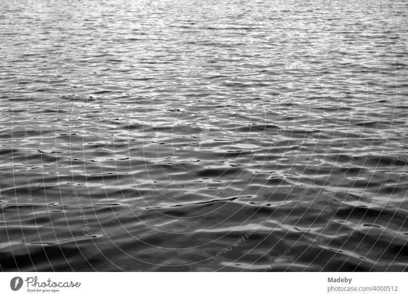 Die Wasseroberfläche des Staffelsee vor dem Sturm in Seehausen bei Murnau im Kreis Garmisch-Partenkirchen in Oberbayern, fotografiert in klassischem Schwarzweiß