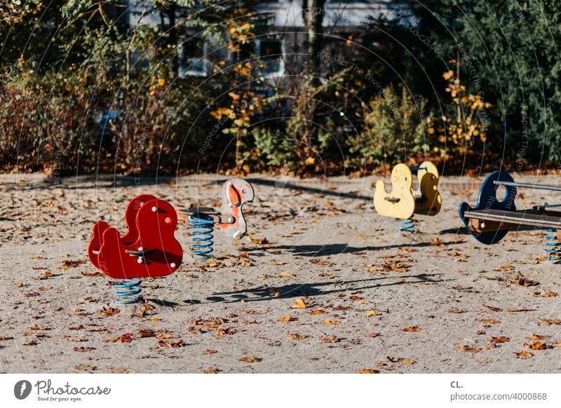 leerer spielplatz Spielplatz Kindheit Spielen Federwippe Wippe Herbst Spielzeug Menschenleer