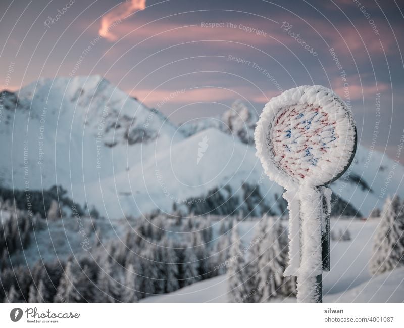 Gefrorenes Parkverbot Naturpark Gantrisch Schnee Winter gefroren kalt Felsen felsig winterlich gefrorener Boden Kälte Berge u. Gebirge Verkehrsschild frozen