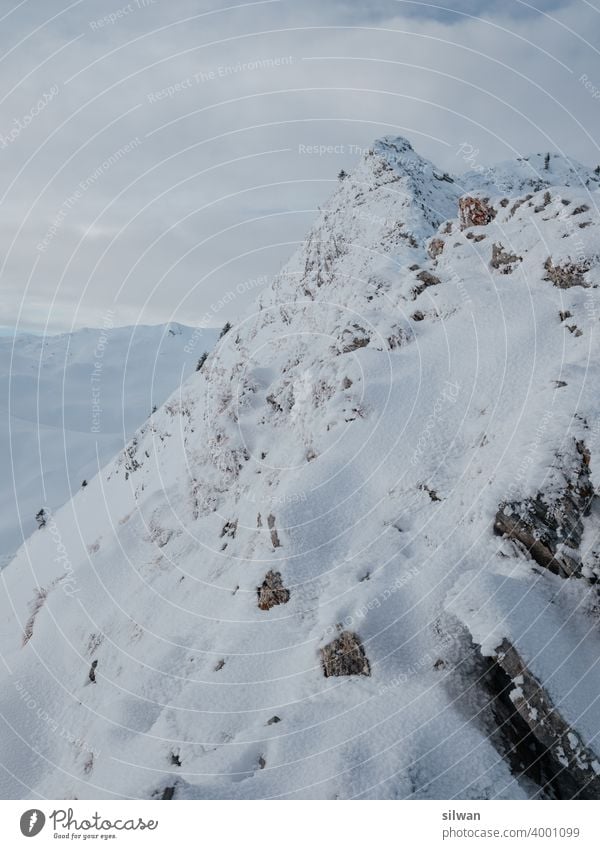 Weg zum Gipfel Leiternpass Naturpark Gantrisch Schnee Winter gefroren kalt Felsen felsig winterlich gefrorener Boden Kälte Gratwanderung Berge u. Gebirge