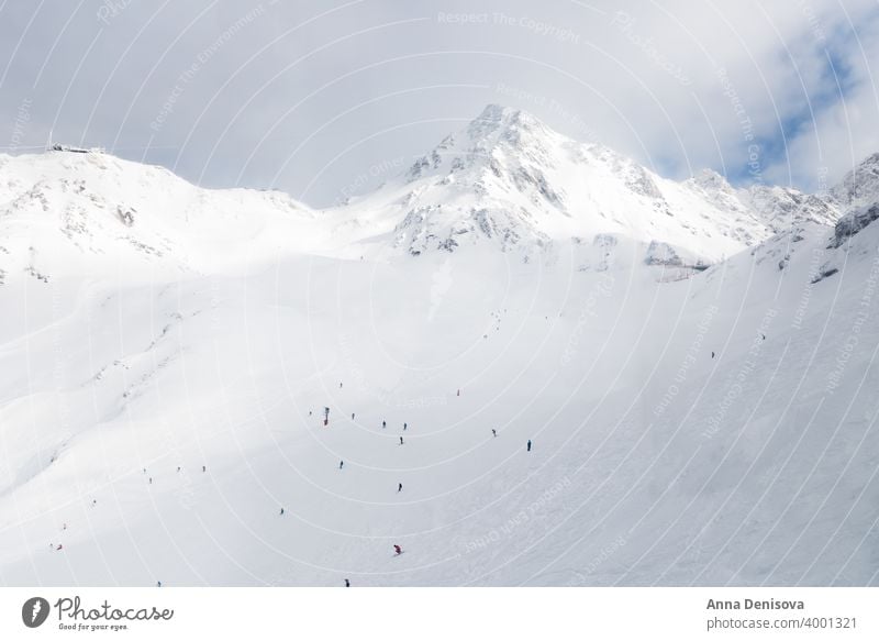 Schöne Aussicht auf das Tal im Skigebiet in den Schweizer Alpen Verbier Resort Winter Ansicht weiß blau Hintergrund Schnee Wald Berge u. Gebirge Berghang Urlaub