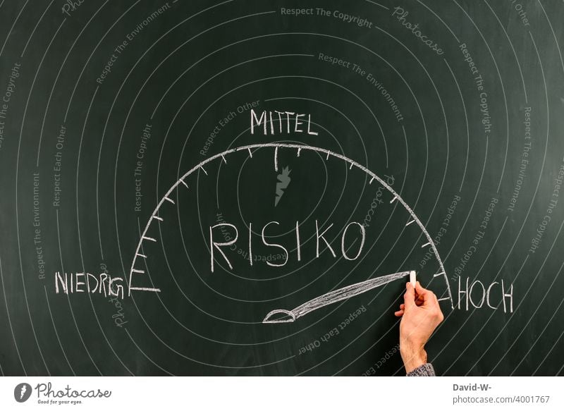 hohes Risiko risikoreich Diagramm hoch Gefahr Achtung coronavirus Corona ansteckungsgefahr Pandemie Tafel Kreide Tacho Pfeil Infektionsgefahr