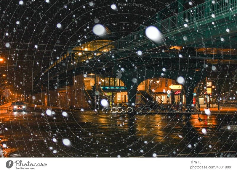 Ecke Schönhauser Allee in einer Winternacht Prenzlauer Berg Berlin Schnee schneien snowing night Stadt Stadtzentrum Altstadt Hauptstadt Außenaufnahme