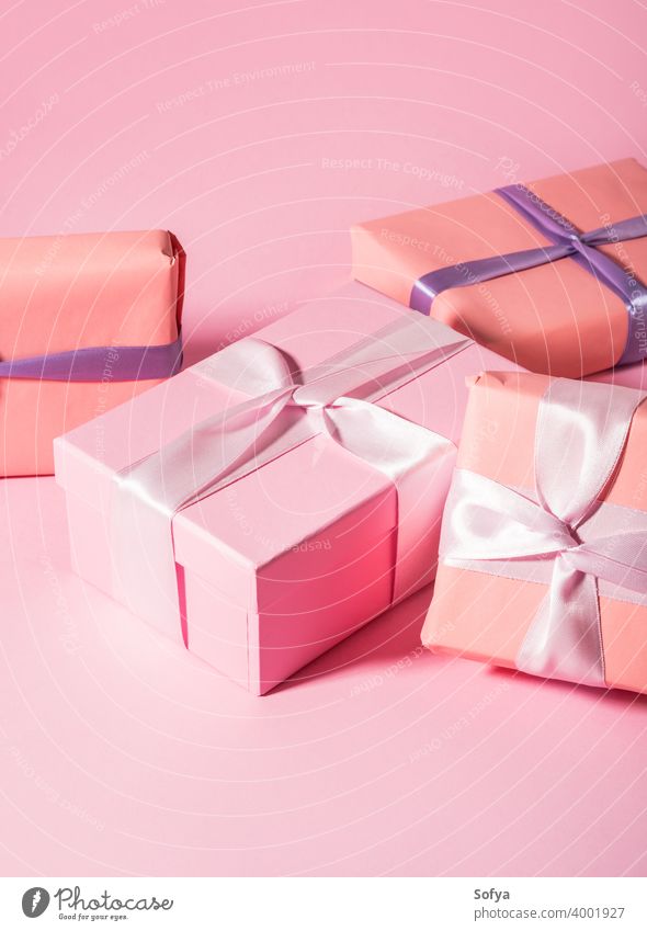 Rosa gewickelt Geschenk-Boxen mit Bändern auf monochromen Hintergrund Kasten Babyparty rosa Valentinsgruß Tag Mutter Geburtstag Jahrestag Pastell eingewickelt