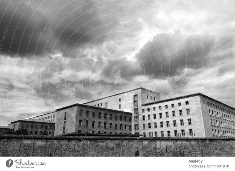 Blick über die Berliner Mauer in der Niederkirchnerstraße auf das Gebäude des Bundesministerium für Finanzen in der Wilhelmstraße im Stadtteil Mitte in der Hauptstadt Berlin, fotografiert in klassischem Schwarzweiß