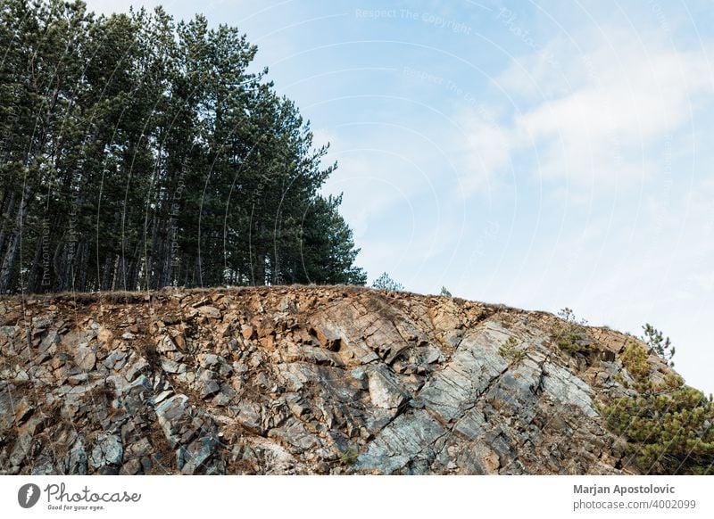 Felsige Landschaft des Waldes in den Bergen Abenteuer Hintergrund schön Schönheit blau Klippe Umwelt Europa erkunden Tanne grün wandern Hügel Berge u. Gebirge