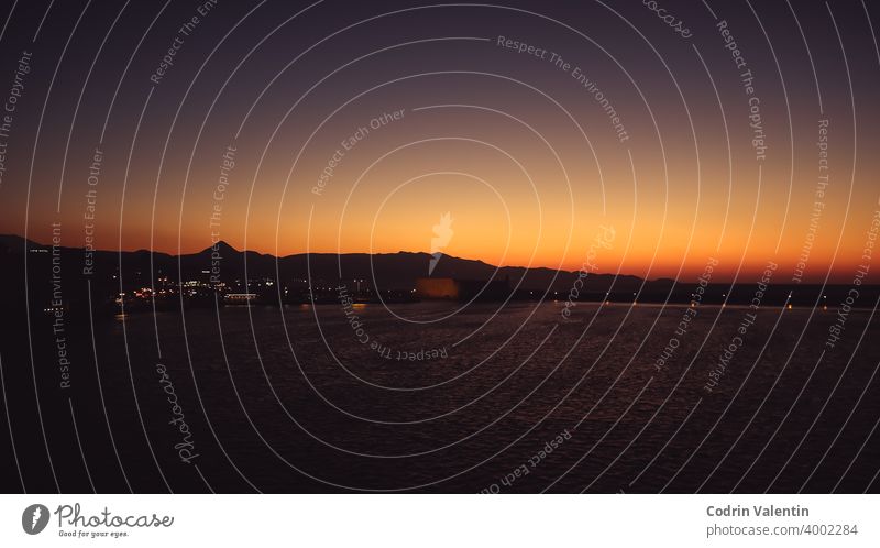 Küstenlandschaft und Hafen in Heraklion Nachglühen Flugzeug astronomisches Objekt Strand Boot Körper Großstadt Cloud Wolken Morgendämmerung Abenddämmerung