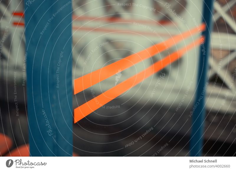 Linien an den Fensterscheiben einer Bushaltestelle orange blau Haltestelle Öffentlicher Personennahverkehr Farbfoto Menschenleer Verkehr Außenaufnahme