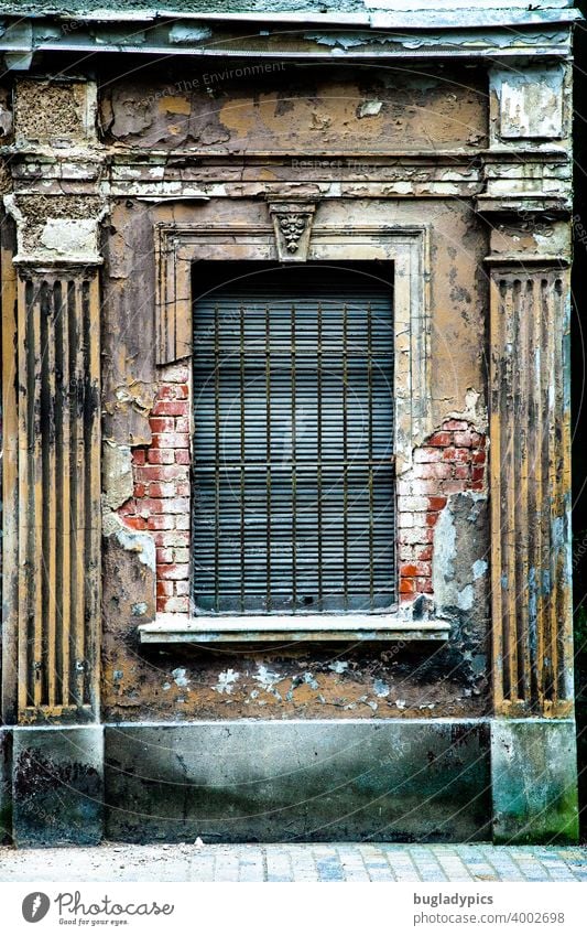 Abrissreif Ruine Abrissgebäude abrissreif Haus Gebäude Bauwerk Verfall verfallen kaputt alt Fassade Vergänglichkeit Zerstörung leerstehend leerstehendes Haus