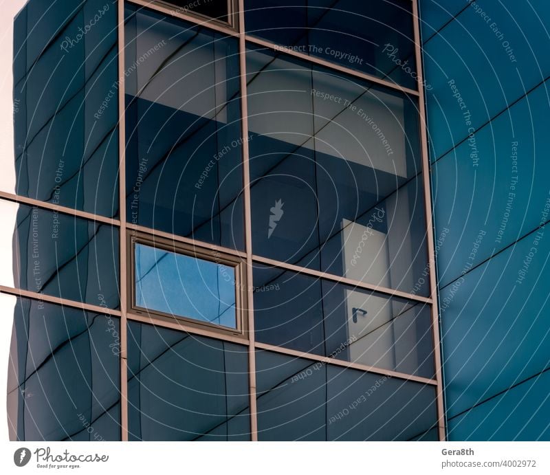 verspiegelte Fenster der Fassade eines Bürogebäudes mit blauen Paneelen und gelben Fensterrahmen abstrakt Architektur Hintergrund blaue Wände Gebäudefassade