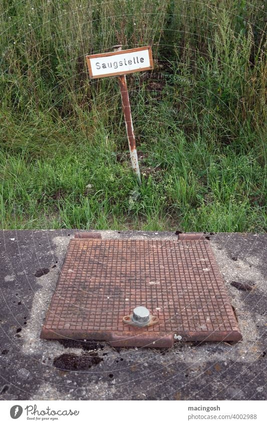 Saugstelle für Löschwasser mit rostigem Schild und Abdeckung Saugstelle Löschwasser Feuerwehr Löschwasserentnahmestelle Löschwasserzugang Tankstelle Brandschutz