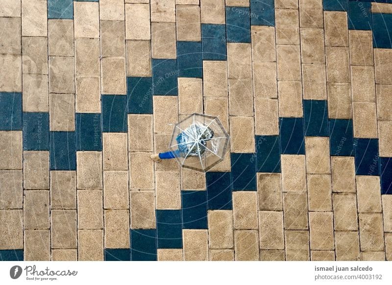 Frau mit einem Regenschirm auf der Straße an regnerischen Tagen Menschen Person regnet Regentag Wasser menschlich Fußgänger Großstadt urban Bilbao Spanien