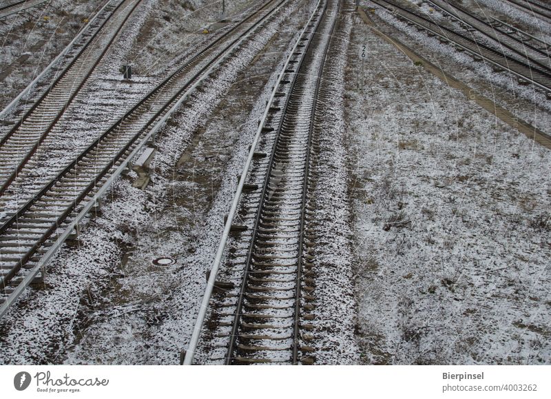 Bahngleise nach leichtem Schneefall nahe dem Berliner Bahnhof Ostkreuz Gleise Winter Wetter Schienen Eisenbahn Verkehr Gleisanlagen Schienenverkehr