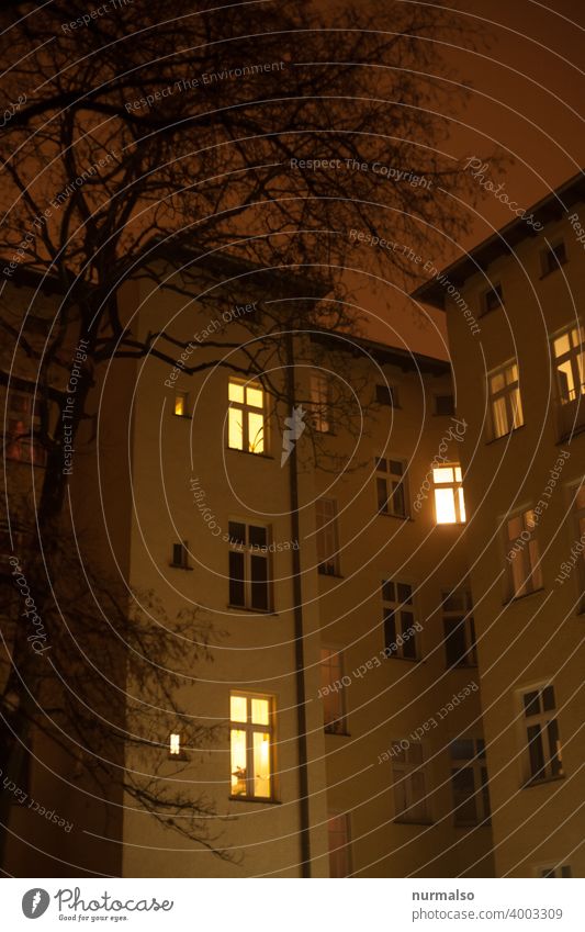 Eckzorzist bei Nacht Ecke haus mietshaus treppenaufgang fenster leuchten beleuchtet hinterhof schimmer stimmung nachtstimmung zentrum fassade mietwucher heimat