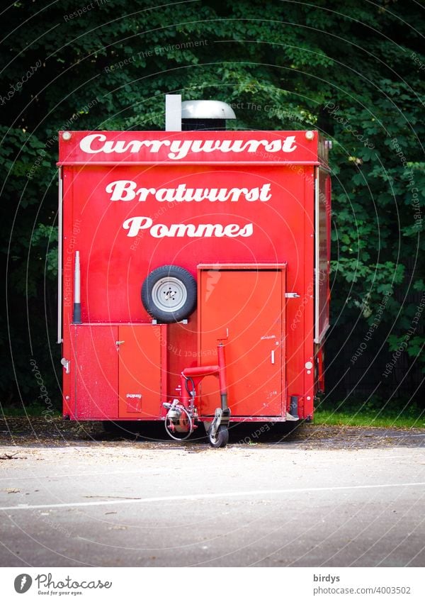 fahrbare rote Pommesbude, Currywurst, Bratwurst, Pommes. Imbissanhänger Imbisswagen Verkaufsstand Essen geschlossen Fastfood Verkaufsanhänger mobil Anhänger