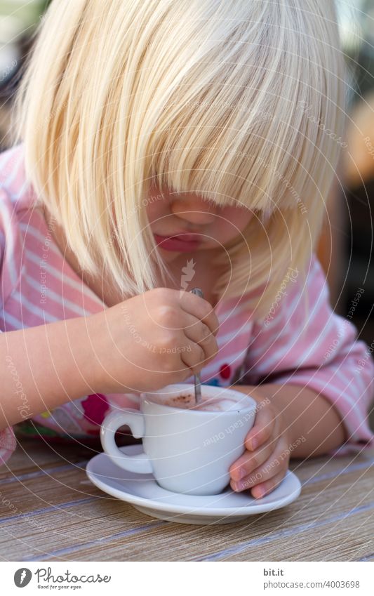 jetzt aber schnell l der Milchschaum wird kalt. Kind Kindheit Mädchen Tasse Trinken Löffel Rühren Umrühren