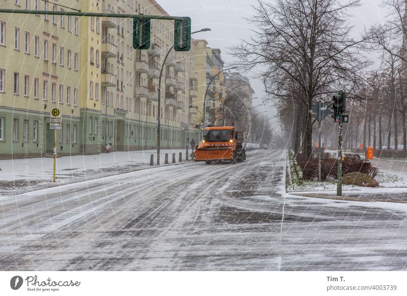 Winter in Prenzlauer Berg Berlin BSR schneeräumung Schönhauser Allee winter Außenaufnahme Stadt Stadtzentrum Altstadt Hauptstadt Menschenleer Tag Altbau 2021