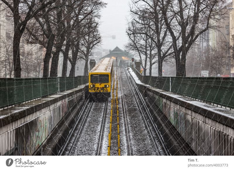 Linie U2 Metro UBahn Schönhauser Allee Winter Bahnhof ubahnlinie Schnee Farbfoto train Graffiti Außenaufnahme Stadtzentrum Menschenleer Gebäude Prenzlauer Berg