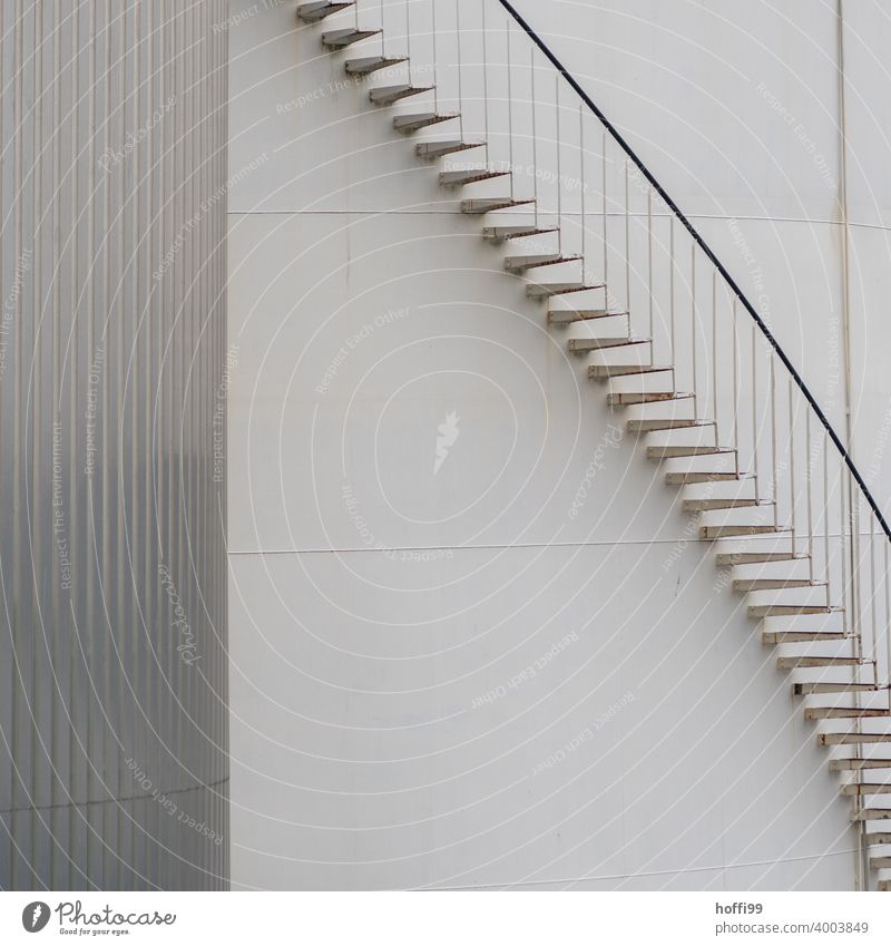 Aussentreppe an einem Öltank im Hafen Treppengeländer Notausgang Wendeltreppe Fassade Fluchtweg Gasometer Treppenturm Lagerhaus Gebäude Handlauf