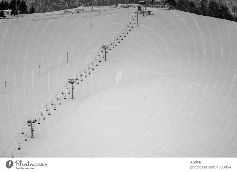 Regensessellift Sessellift Himmel im Freien Natur Freizeit Urlaub Feiertag Winter Tourismus Nebel heben Schnee Landschaft Berge u. Gebirge weiß hoch Resort Wald