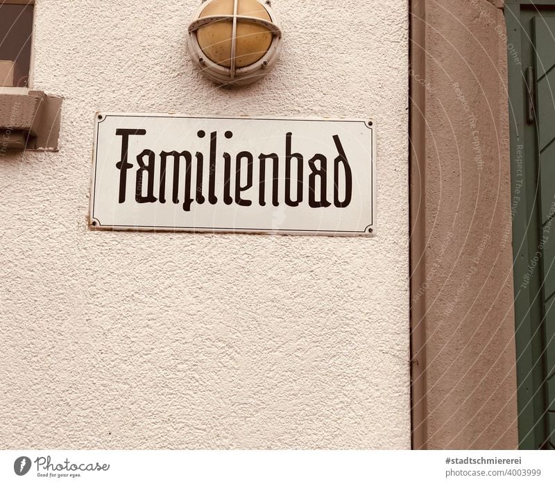 Familienbad Schild Hinweis Hinweisschild Schwimmbad Außenaufnahme Wand hinweis Freizeit & Hobby Schwimmen & Baden Menschenleer Fassade