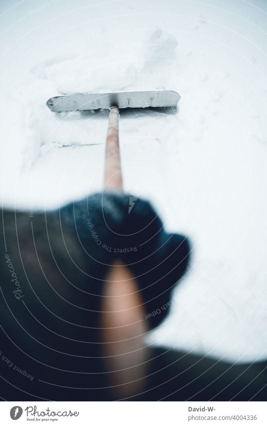 Schneeschaufel / Schneeschieber im Einsatz schneeschieber Mann Hand Wintereinbruch kalt weiß Wetter winterlich Dezember Kälte