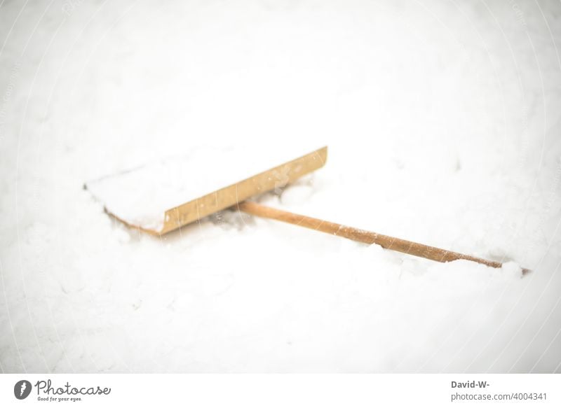 Schneeschaufel liegt im Schnee Winter weiß Winterstimmung winterlich Wintereinbruch kalt schneeschieber Wetter Wintertag