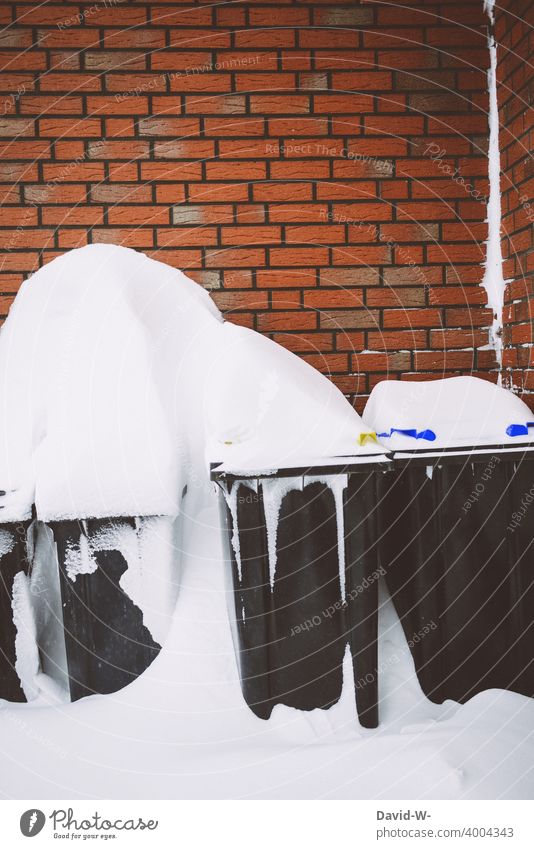 Mülltonnen bedeckt mit Schnee Wintereinbruch viel hoch Schneedecke kalt Kälte Wetter Winterstimmung winterlich weiß Einschränkung wetterwarnung Unwetter