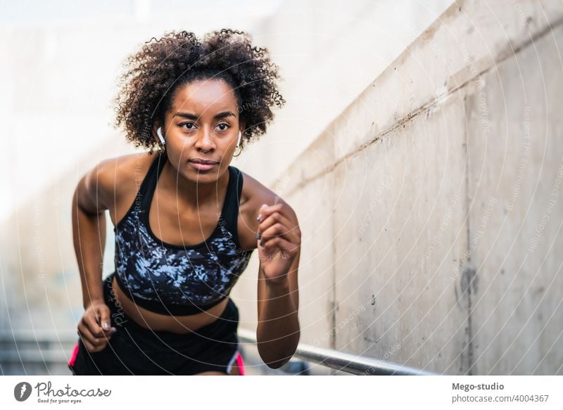 Afro-Athletin Frau läuft im Freien. Sport Übung Training Läufer Hintergrund Menschen Pflege Freizeit Körper Porträt Aktion Bewegung Herz trainiert. Motivation