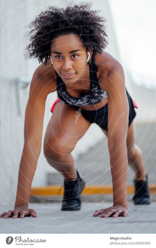 Afro-Athletische Frau läuft im Freien. Sport Übung Training Läufer Hintergrund Menschen Pflege Freizeit Körper Porträt Aktion Bewegung Herz trainiert.