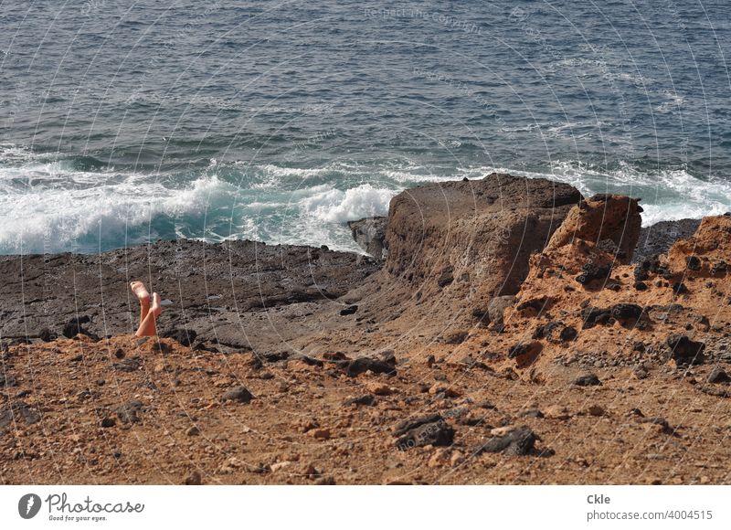 Füße über Felsenküste Meer Küste Wasser Wellen Gestein Brandung Strand Gischt Außenaufnahme Natur Sonne Sonnenbaden Farbfoto Wellengang Kraft Urelemente wild