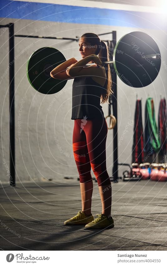 Kaukasische Frau hebt eine Langhantel. Crossfit Funktionstraining Fitnessstudio Gesundheit Sport Training Übung Lifestyle passen Erwachsener Vitalität