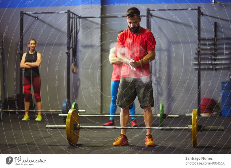 Mann kreidet die Hände in der Turnhalle. Crossfit Funktionstraining Fitnessstudio Gesundheit Sport Training Übung Lifestyle passen Erwachsener Sportbekleidung