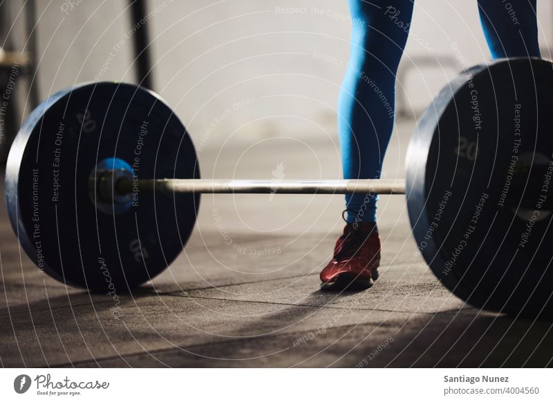 Unerkennbarer Mann, der hinter einer Langhantel steht. Crossfit Funktionstraining Fitnessstudio Gesundheit Sport Training Übung Lifestyle Erwachsener