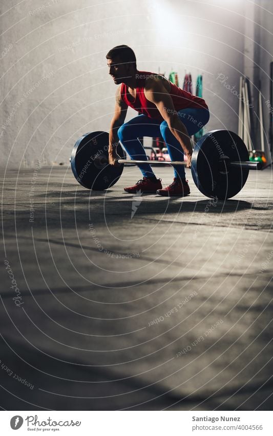 Kaukasischer Mann hebt eine Langhantel. Crossfit Funktionstraining Fitnessstudio Gesundheit Sport Training Übung Lifestyle passen Erwachsener Vitalität