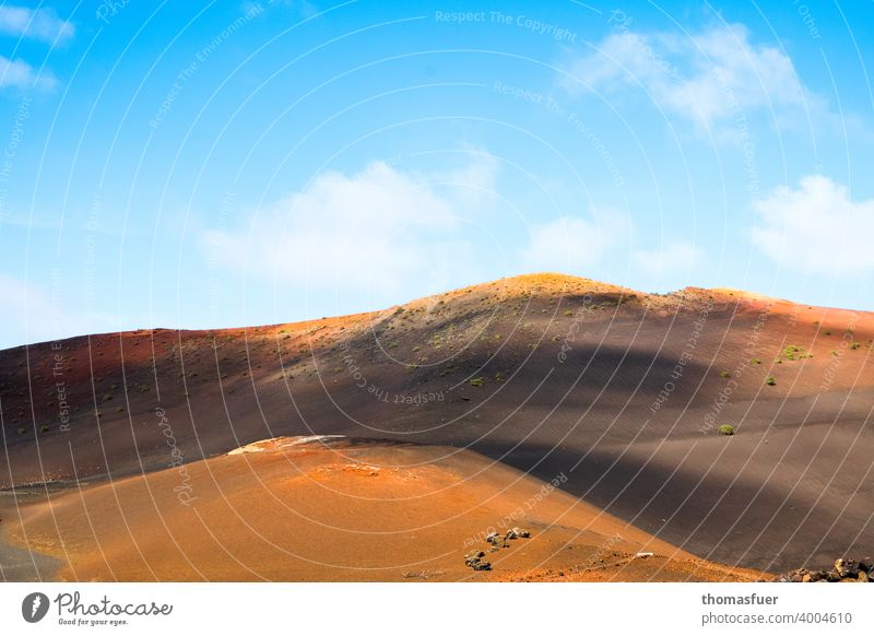 Vulcan, Berge auf Lanzarote mit Himmel Panorama (Aussicht) Schatten Licht Tag Außenaufnahme Farbfoto Stimmung ruhig Natur Abenteuer Klima Horizont Wolken