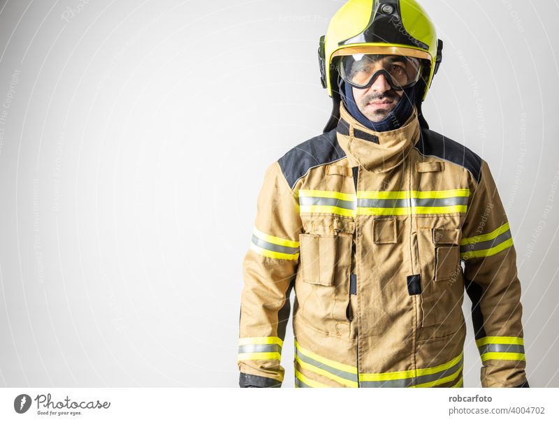 Feuerwehrmann auf weißem Hintergrund Ausrüstung Erwachsener Kämpfer Dienst Person Porträt Sicherheit Uniform Schutz gelb vereinzelt Kaukasier Beruf Stehen