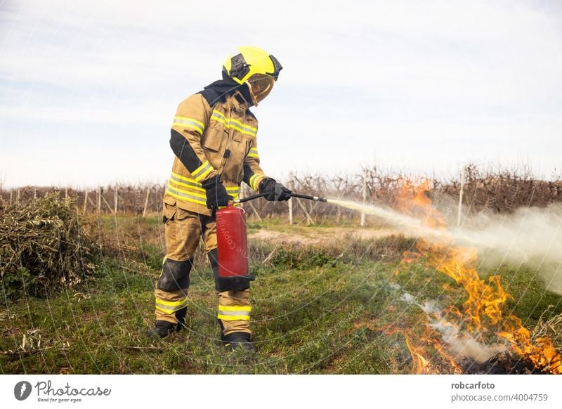 Feuerwehrmann auf weißem Hintergrund Ausrüstung Erwachsener Kämpfer Dienst Person Porträt Sicherheit Uniform Schutz gelb vereinzelt Kaukasier Beruf Stehen