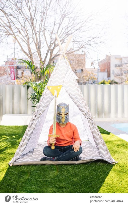 Kleiner Junge spielt in einem indischen Zelt Kaukasier Kind Kinderbetreuung Kindheit Kleidung Tracht niedlich lehrreich Feder Spaß lustig Spiel Garten Gras