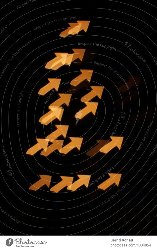 Aufwärtstrend Nacht Nachtlicht Pfeil Lichteffekt Geometrie orange schwarz eckig grafisch transparent Effekt positiv oben richtungweisend Kurs Finanzmarkt