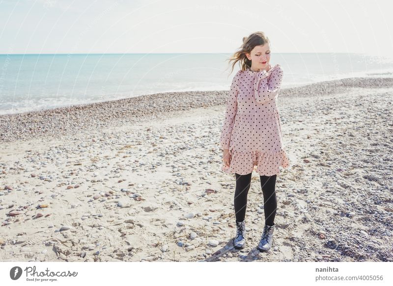 Junge Frau trägt ein rosa Kleid am Strand Feiertage trendy kawaii lässig Lifestyle Leben blond natürlich Schönheit attraktiv hübsch Mode Model Wind windig MEER