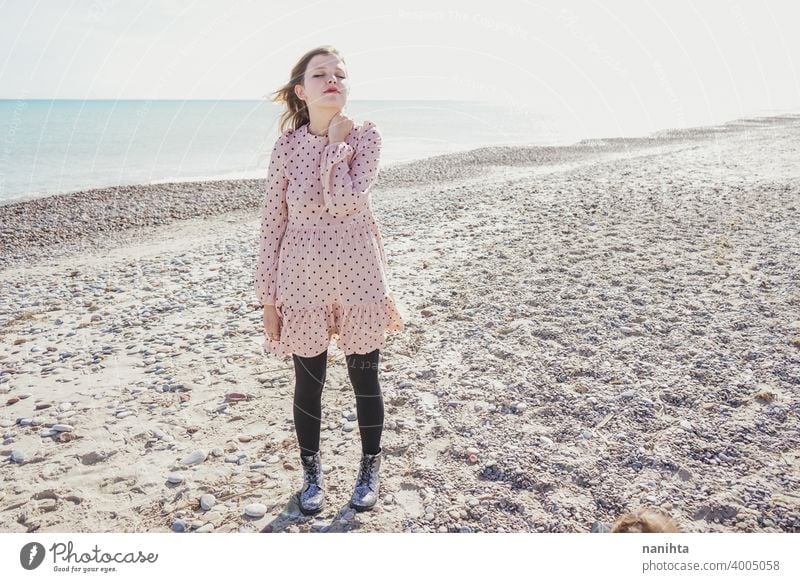 Junge Frau trägt ein rosa Kleid am Strand Feiertage trendy kawaii lässig Lifestyle Leben blond natürlich Schönheit attraktiv hübsch Mode Model Wind windig MEER