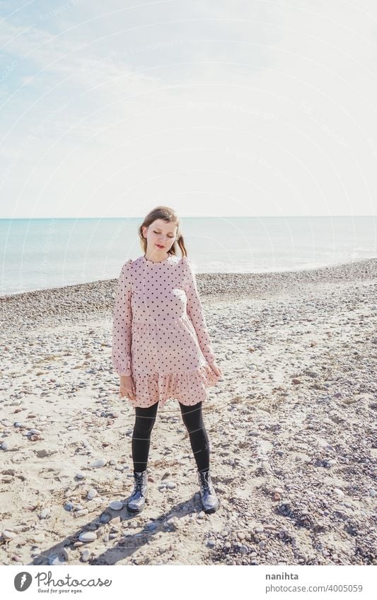 Junge Frau trägt ein rosa Kleid am Strand Feiertage trendy kawaii lässig Lifestyle Leben blond natürlich Schönheit attraktiv hübsch Mode Model Wind windig MEER