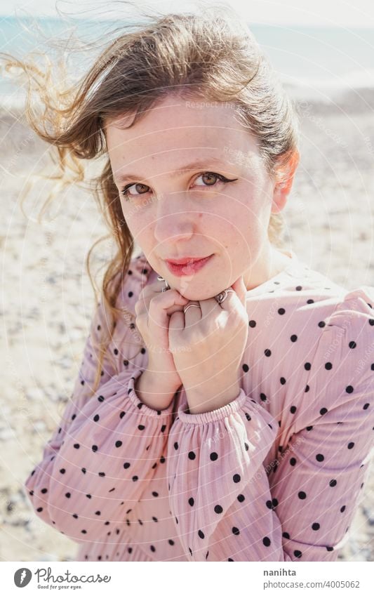 Junge Frau trägt ein rosa Kleid am Strand Feiertage trendy kawaii lässig Lifestyle Leben blond natürlich Schönheit attraktiv hübsch Mode Model Wind windig MEER