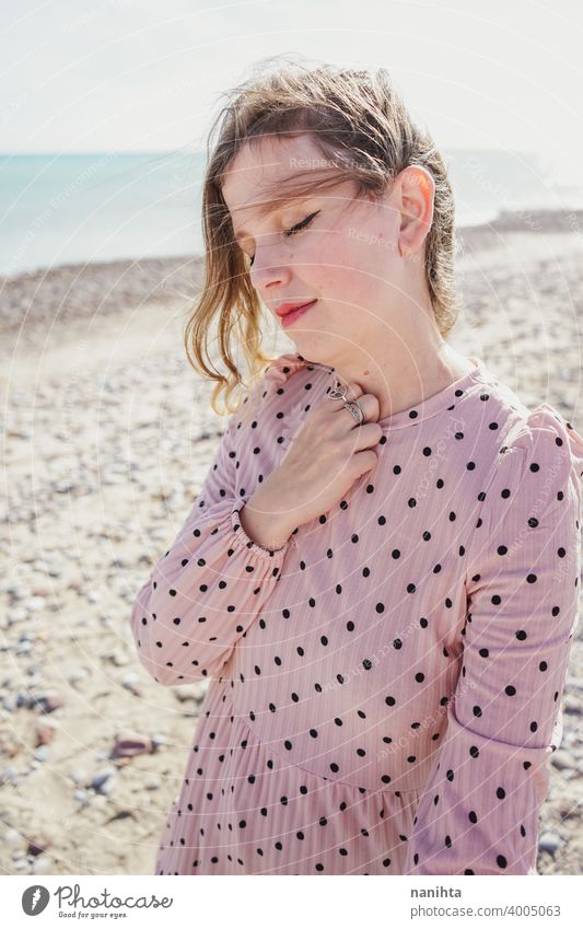 Junge Frau trägt ein rosa Kleid am Strand Feiertage trendy kawaii lässig Lifestyle Leben blond natürlich Schönheit attraktiv hübsch Mode Model Wind windig MEER