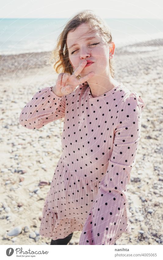 Junge Frau trägt ein rosa Kleid am Strand Feiertage trendy kawaii lässig Lifestyle Leben blond natürlich Schönheit attraktiv hübsch Mode Model Wind windig MEER