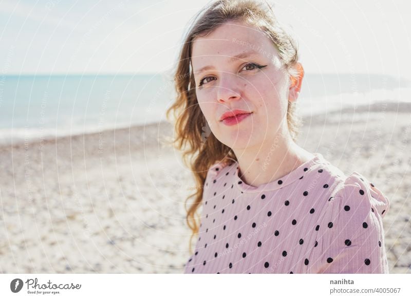 Junge Frau trägt ein rosa Kleid am Strand Feiertage trendy kawaii lässig Lifestyle Leben blond natürlich Schönheit attraktiv hübsch Mode Model Wind windig MEER